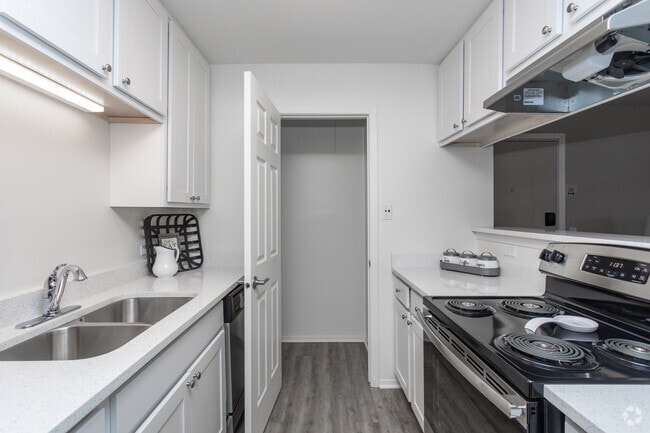 The Green At Chevy Chase Apartments