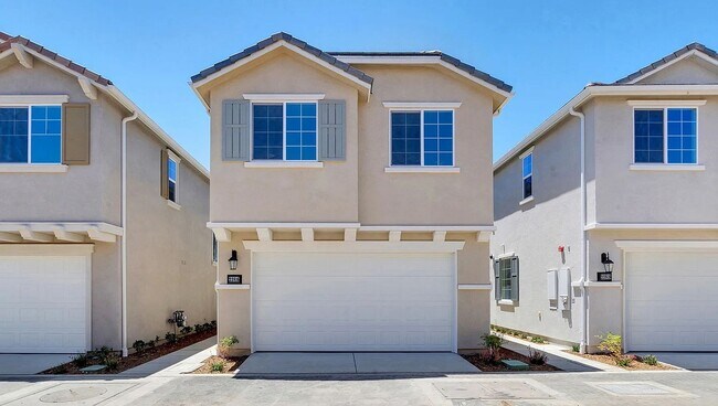 Building Photo - Spacious 4-Bedroom Home with Private Yard ...
