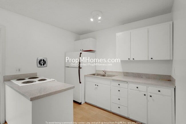 Building Photo - Updated Two Bedroom Unit 718 9th Street