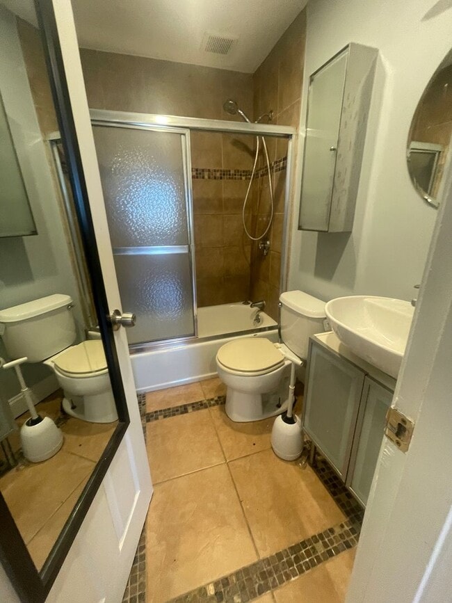Photo - Modern 1 bed HW Floors, Granite stainless Kitchen Supoer Sunny, AC Dishwasher Great Value! 7/1 o...
