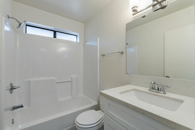 3BR, 2BA - 1,080SF - Shadowbrook Apartments