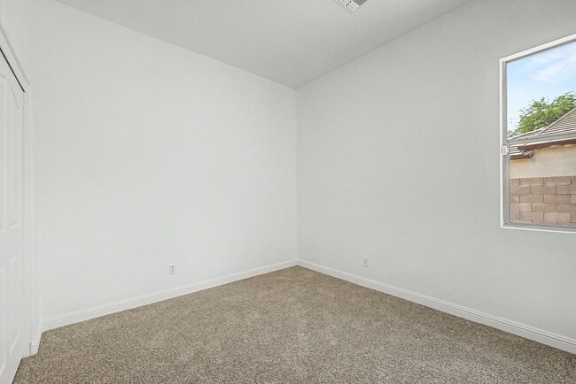 Photo - 1900 E Woodsman Pl