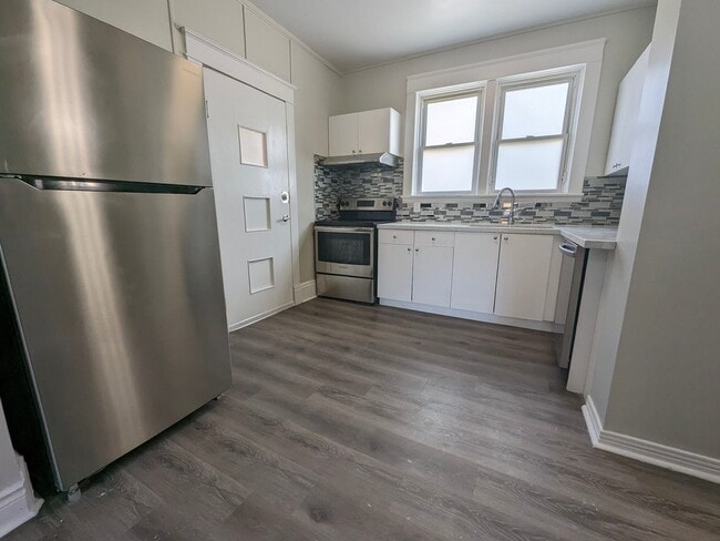 Building Photo - Historic Charm. Urban Convenience. Welcome to 84 Ahrens. Unit B