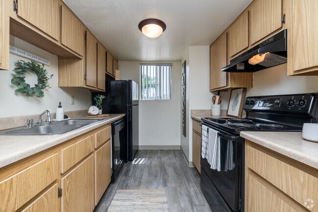 1BR, 1BA - 685SF - Kitchen
