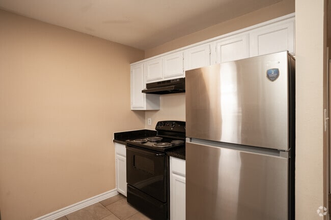2BR, 1BA - 625SF - Kitchen