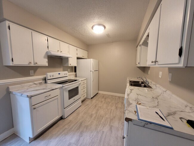 Photo - 3 Bedroom with Fenced Yard!