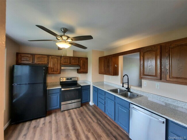 Photo - 131 Ridgebury Rd