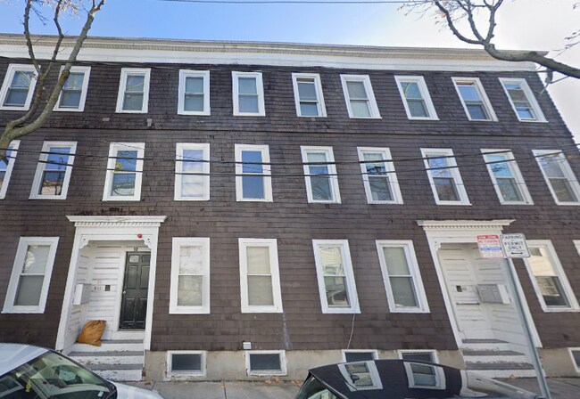 Building Photo - 10 Hunting St Rental