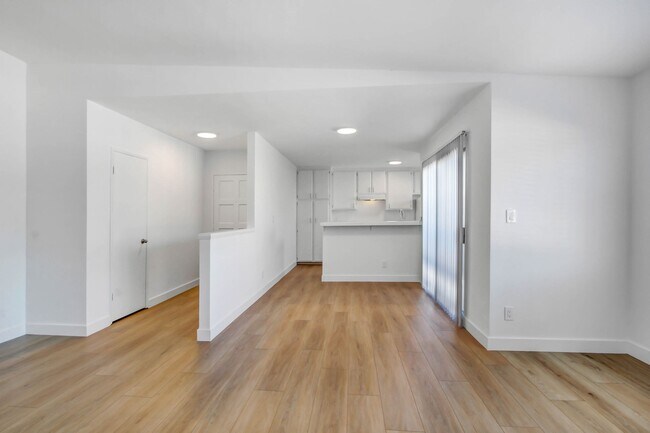 Photo - 817 Hill St - Walk to Main St and the beach!