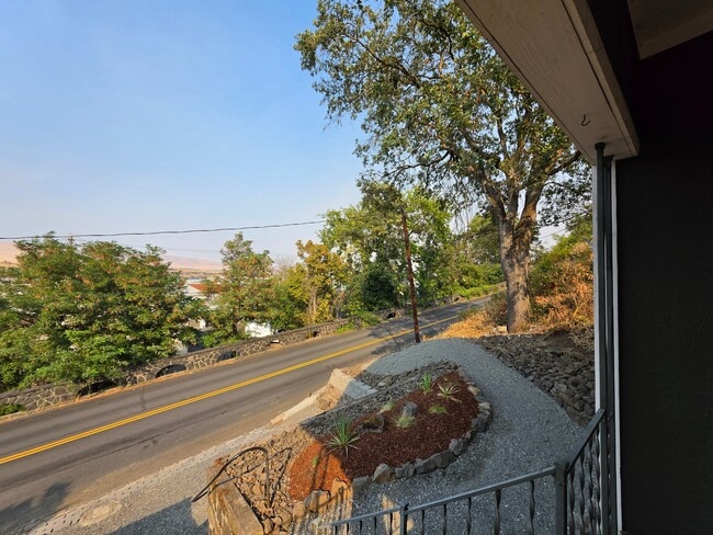 Photo - 608 E 4th St