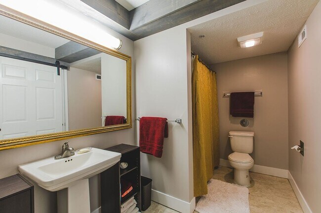 Waterfront Apartments (TCT 1600, LLC)