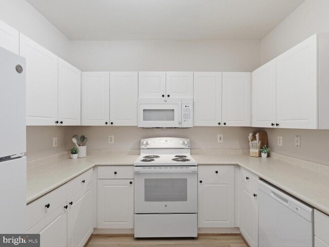 Building Photo - 4560 Strutfield Ln Unit 1104