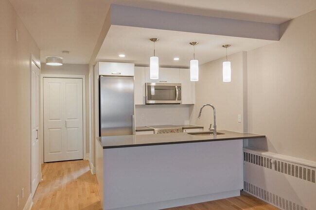 Building Photo - 3460 Rue Durocher Unit 708