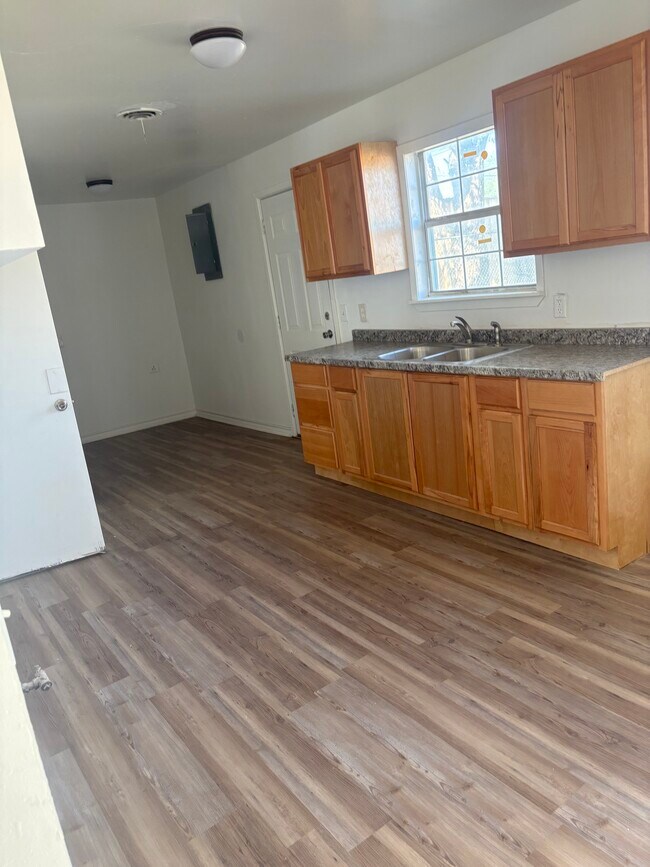 Photo - 209 Redbud Ave