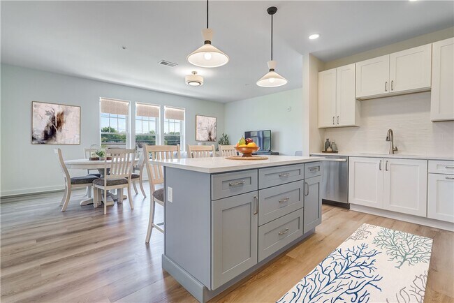 Photo - 160 School St