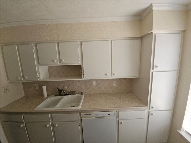 Photo - 2350 Bering Dr Unidad True
