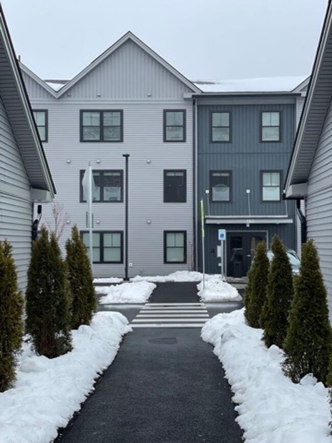 Photo - The Gables at Scarborough Downs: 2 Bedroom 1.5 Bath Condo, 2c. garage $2,750.00 4/01/2026 Unidad The Gables at Scarbrough Downs #217