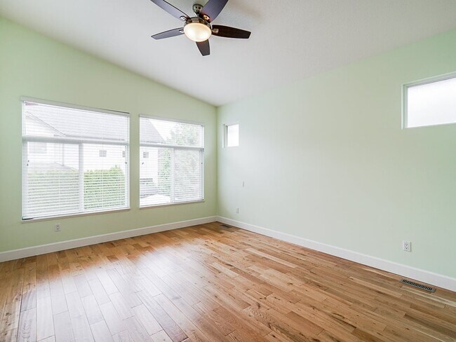 Photo - 6932 197B St