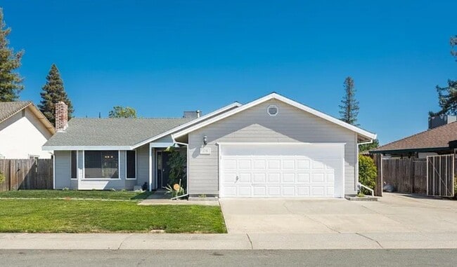 Building Photo - 1741 Tamarack Dr