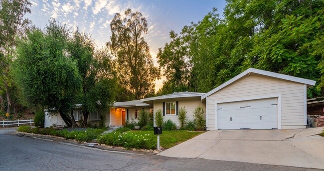 Building Photo - Beautiful Tarzana Rental!