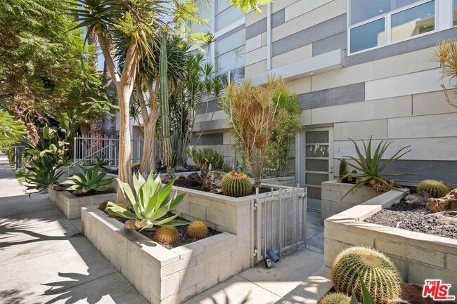 Building Photo - 742 N Hudson Ave Unit 1