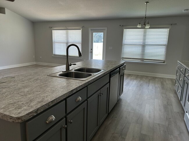 Photo - Easy access to interstate, bases & shopping!