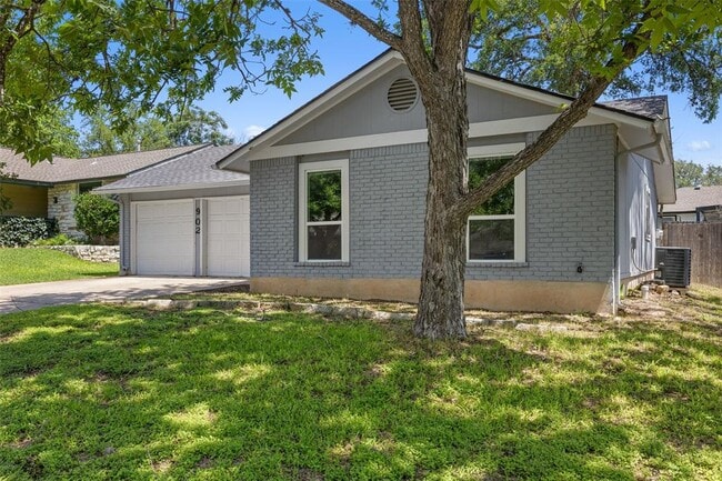 Photo - 902 Hillside Oaks Dr