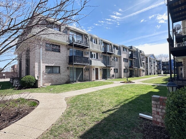 Building Photo - 8509 W Catherine Ave Unit 389