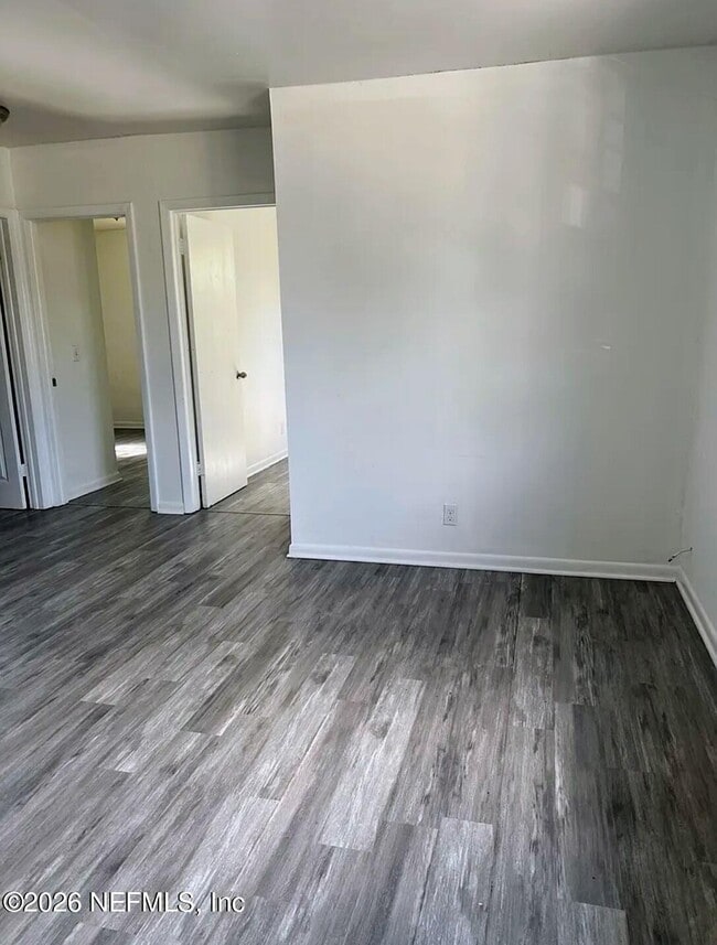 Building Photo - 1554 W 22nd St Unit 4