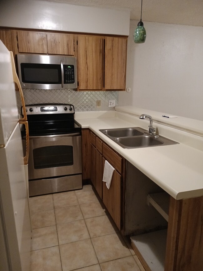 Esta es una hermosa propiedad recientemente renovada. Está en una excelente ubicación en el corredor petrolero de Houston. - 2932 Meadowgrass Ln