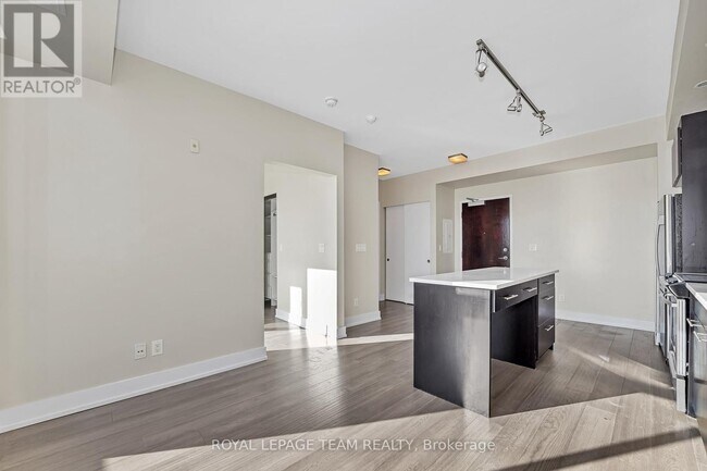 Photo - 360 Patricia Ave Unité 717