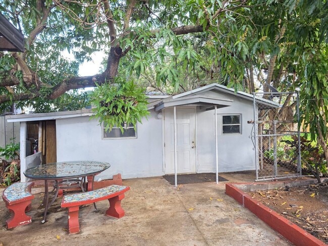 Building Photo - 605 SW 24th Ave