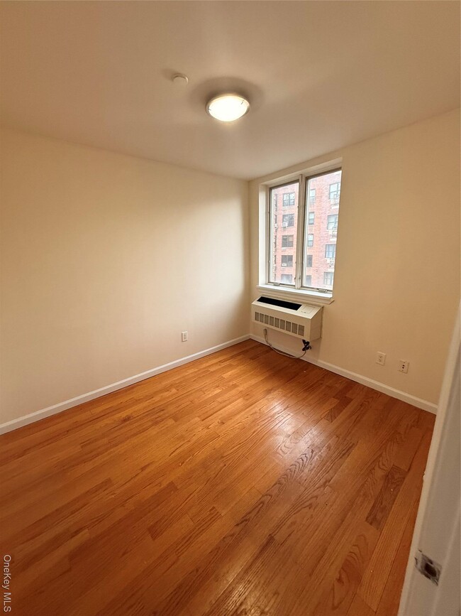 Photo - 141-27 84th Dr