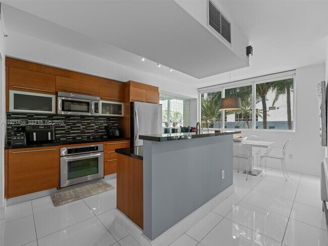 Photo - 253 NE 2nd St Unidad 1002