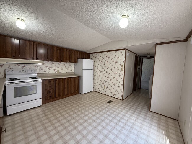 Photo - 147 Hiatt Ln