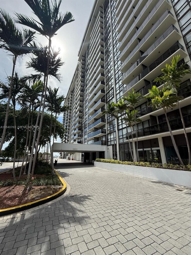 Building Photo - 600 NE 36th St Unit 204