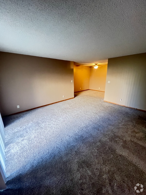 Building Photo - 5010 Emerald Dr Unit 03 Rental