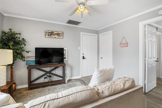 Building Photo - 1412 Michigan St Rental