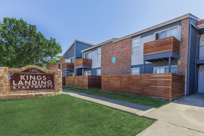 Photo - 1300 E Dallas St Unidad 09