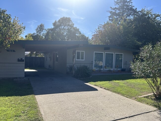 Photo - 402 Helen Ave