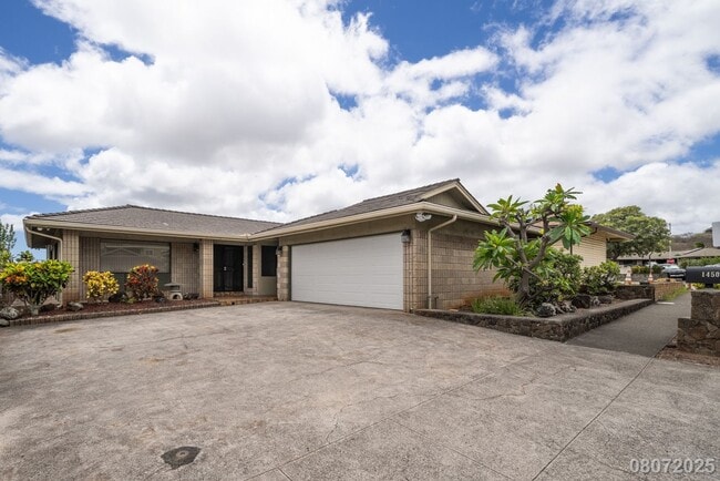 Building Photo - Newly Renovated 3 BD/2 BA Home with 2 Car ...