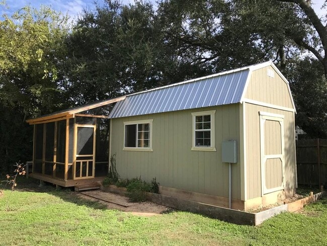 Building Photo - 740 Trinity St Unit # Backyard Studio Apt