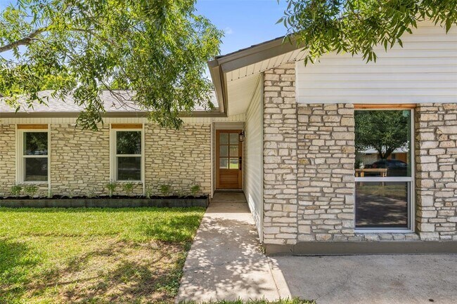 Photo - 1111 Spearson Ln