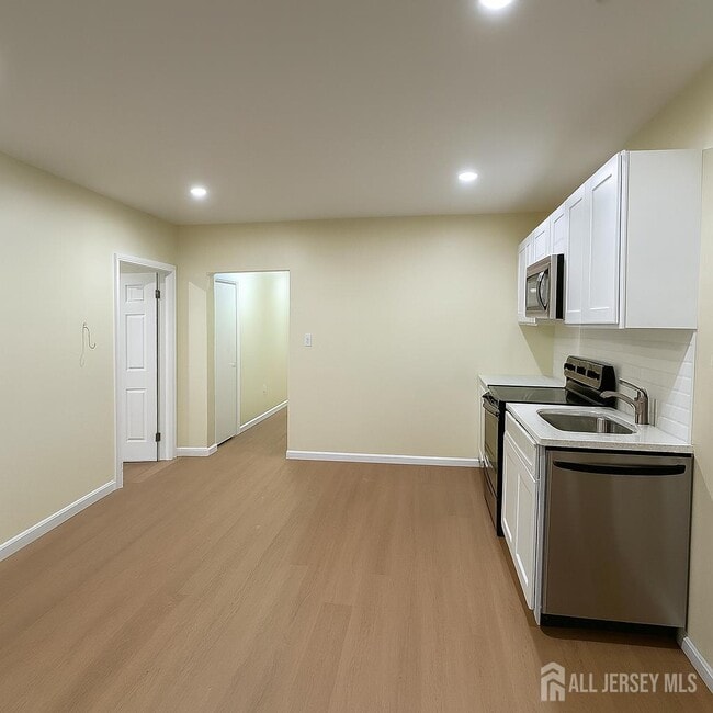 Building Photo - 166 Throop Ave