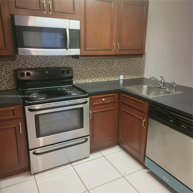 Photo - 210 SW 11th St Unidad 308