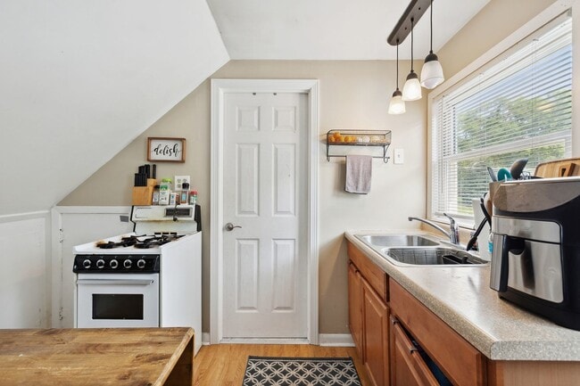 Photo - 300 Pauline Ave