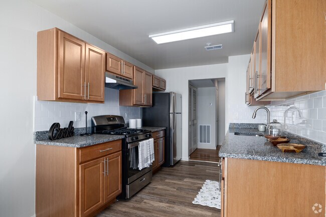 2BR, 2.5BA w/Den - Kitchen
