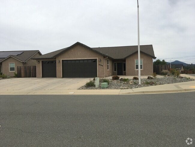 Building Photo - Beautiful Shasta Lake home with Landscapin...