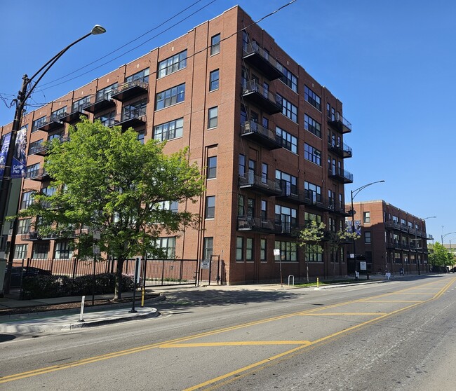 Building Photo - 2323 W Pershing Rd Unit 128