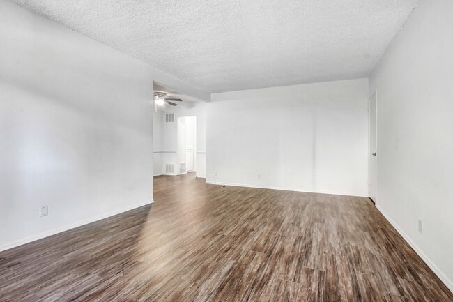 Photo - Sepulveda Apartments